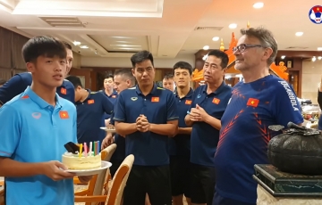 VIDEO: HLV Philippe Troussier làm điều đặc biệt với trò cưng U22 Việt Nam