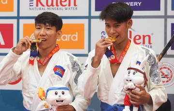 Trọng tài gây tranh cãi ở trận đấu của Campuchia tại SEA Games 32