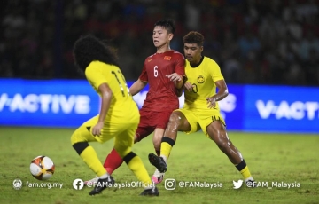 CĐV Malaysia đồng loạt chỉ trích trọng tài sau trận thua Việt Nam