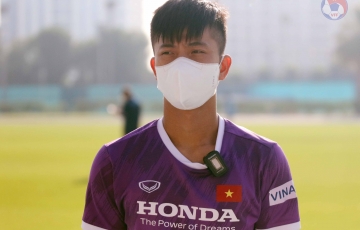 Phải lên bàn mổ, tiền vệ ĐT Việt Nam cùng vợ ra nước ngoài phẫu thuật