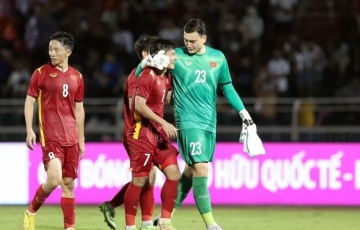 Thủ môn số 1 Việt Nam điều trị chấn thương