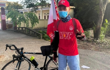 
                CĐV Hải Phòng đạp xe vào Thanh Hóa để cổ vũ đội bóng
            
