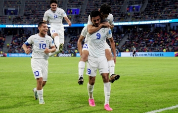 
                Xác định đội châu Á đầu tiên vào vòng 1/8 World Cup
            