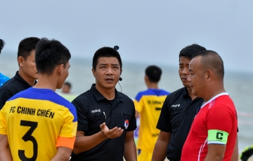 
                LĐBĐ Việt Nam ra án phạt nặng cho HLV xúc phạm trọng tài
            