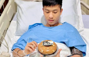 
                Phan Văn Đức báo tin vui đến NHM trong ngày sinh nhật đặc biệt ở Singapore
            