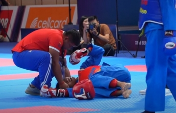 Võ sĩ Việt Nam khiến đối thủ bất động trên sàn đấu tại SEA Games 32