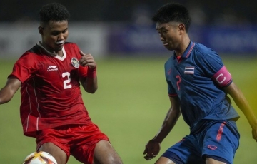 
                Cầu thủ Indonesia phải khâu 4 mũi sau cú cùi chỏ của chân sút Thái Lan
            