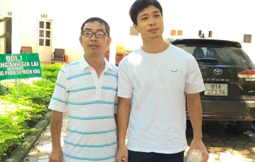 Thầy giáo vượt hơn 500km để cổ vũ trận HAGL gặp Hà Nội FC