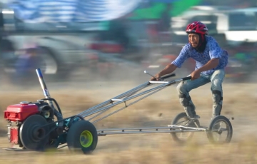 Độc lạ giải đua máy cày tại Thái Lan