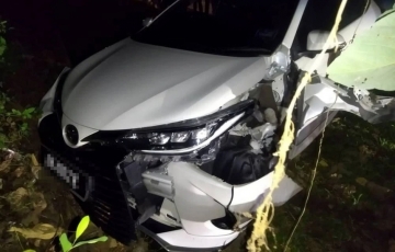 Cậu bé 6 tuổi cầm lái Toyota Vios chở em đi… mua đồ chơi rồi gây tai nạn