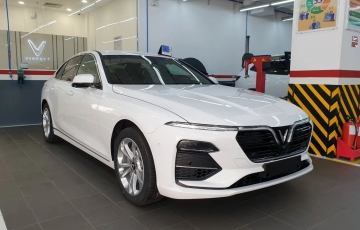 
                Xe xăng VinFast LUX A2.0 bất ngờ được bán trở lại tại Việt Nam, giá không còn như xưa
            