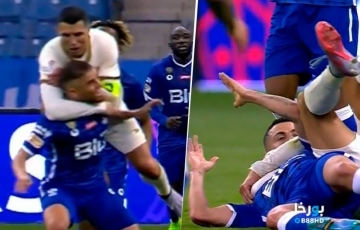 Biến sân cỏ thành võ đài, Ronaldo cay cú kẹp cổ, quật ngã đối thủ