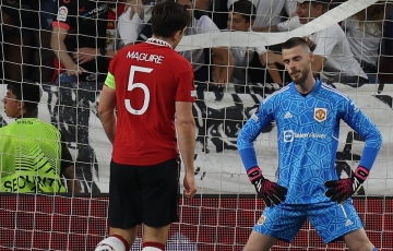 
                Sau sai lầm khó tha thứ, Maguire và De Gea cãi nhau ngay trên sân
            