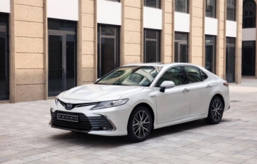 
                Toyota Camry tiếp tục giảm giá khủng, quyết giữ vững ngôi vương doanh số
            