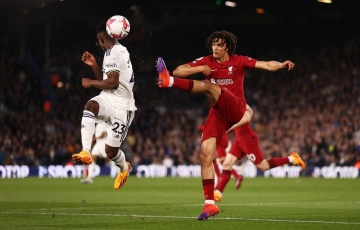 Nghi vấn VAR công nhận bàn thắng phạm luật cho Liverpool