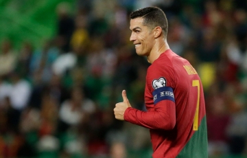 Ronaldo dạy bảo đàn em cách ghi bàn dễ như mở nắp chai