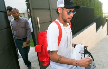 
                Siêu cò ra tay, Neymar bỏ cả C1 để về bến đỗ mới giá rẻ?
            