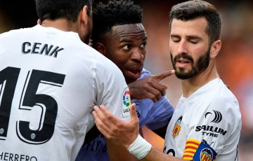 
                Bị chèn ép phát khóc, siêu sao Real Madrid khẩu chiến với chủ tịch La Liga
            