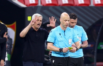 Trọng tài Anh làm Roma mất oan penalty khiến Mourinho nổi giận