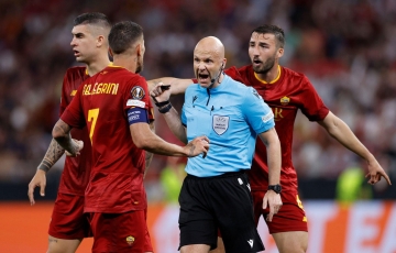 
                Trọng tài xử ép Roma bị CĐV tấn công, ném cả ghế vào mặt
            