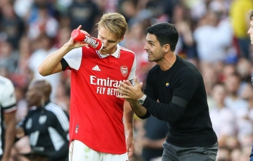 
                HLV Arteta và đội trưởng Arsenal đến Anfield làm chuyện ngoài chuyên môn trước đại chiến Liverpool
            