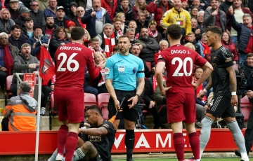 
                Người đánh cùi chỏ sao Liverpool chính thức bị cấm, trọng tài kỳ cựu lên tiếng
            