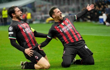 AC Milan đả bại Napoli: phản công mẫu mực, cơn mưa thẻ vàng