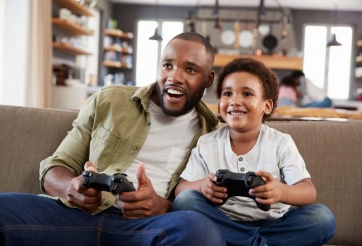 Một phụ huynh chơi game cùng con để giúp con cai nghiện game