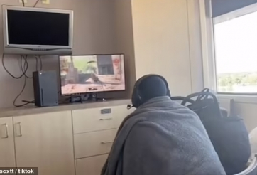 Anh chồng bá đạo vừa chơi game vừa... chăm vợ đẻ