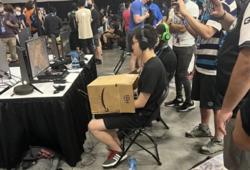 Game thủ này dùng hẳn hộp các tông để ngăn đối thủ nhìn trộm thao tác tay