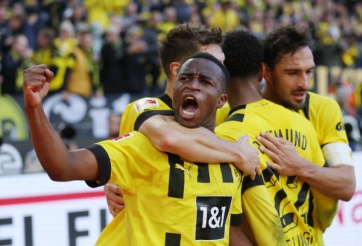 Vất vả thắng Schalke, Borussia Dortmund trả giá đắt