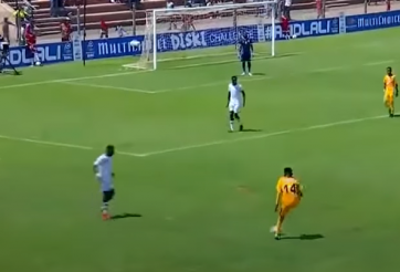 Video: Tức 'ói máu' vì cách chơi bóng cực 'dị' của đối thủ