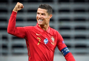 Giữa lúc 'bão tố', Ronaldo bất ngờ bị ‘người nhà đâm sau lưng'