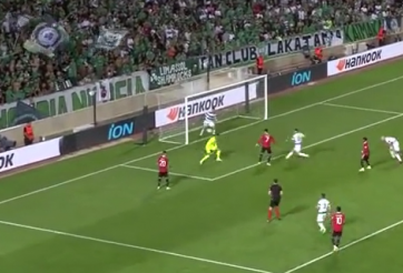 Video: Dứt điểm như 'tấu hài', Ronaldo bị NHM đem ra làm trò cười