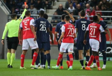 Ramos nhận thẻ đỏ, PSG hòa thất vọng