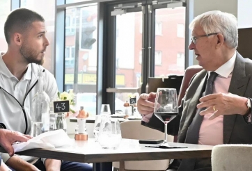 Sir Alex Ferguson xúc động ngày gặp lại học trò cũ