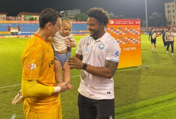 Văn Lâm 'xin vía' đá bóng hay như Xuân Son cho con trai