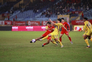 Trợ lý HLV châu Âu bức xúc về VAR sau khi thảm bại trên sân nhà