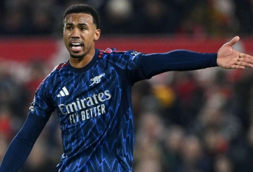 CĐV phẫn nộ khi cầu thủ Arsenal thoát thẻ đỏ