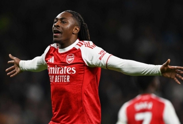 Chỉ sau 2 trận đấu, Eze sánh ngang 2 huyền thoại của Arsenal