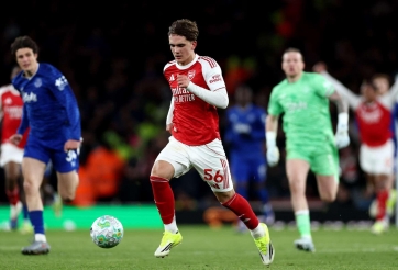 Thần đồng Arsenal lập kỷ lục không tưởng tại Ngoại hạng Anh