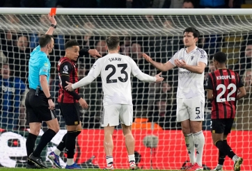 Huyền thoại MU tố trọng tài xử ép sau thẻ đỏ của Maguire