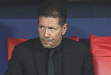 HLV Simeone va chạm với sao Arsenal sau trận đấu