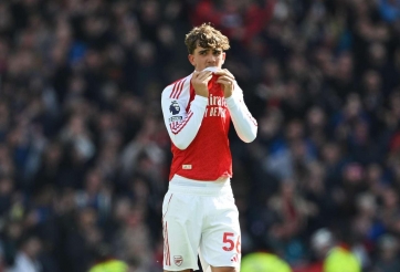 Thần đồng Arsenal phá kỷ lục Ngoại hạng Anh ở tuổi không tưởng