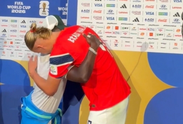 Haaland đang trả lời phỏng vấn, Vinicius bất ngờ có hành động gây sốt