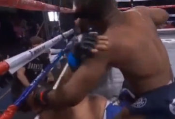 Võ sĩ ném đối thủ khỏi sàn đấu trước khi 'đấm như giã gạo' để thắng knock-out
