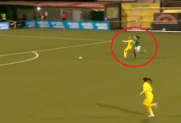 VIDEO: Nữ cầu thủ phạm lỗi thô thiển nhất nhất quả đất, bóng đi người ở lại