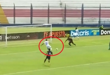 VIDEO: Tiền đạo tồi nhất thế giới, chuyển 2 bàn thắng thành cơ hội trong 1 giây