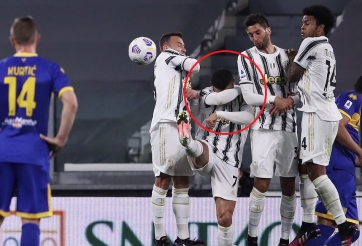 VIDEO: Ronaldo sợ bóng, che mặt báo hại Juventus nhận bàn thua