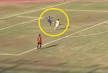 VIDEO: Thủ môn dùng động tác giả tệ nhất thế giới và cái kết cực hài